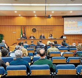 Reunión celebrada ayer en la Facultad de Ciencias Políticas y Sociología.