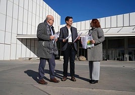 Francisco Herrera, Paco Cuenca y Carmen Pérez, ayer en la explanada del Parque de las Ciencias.
