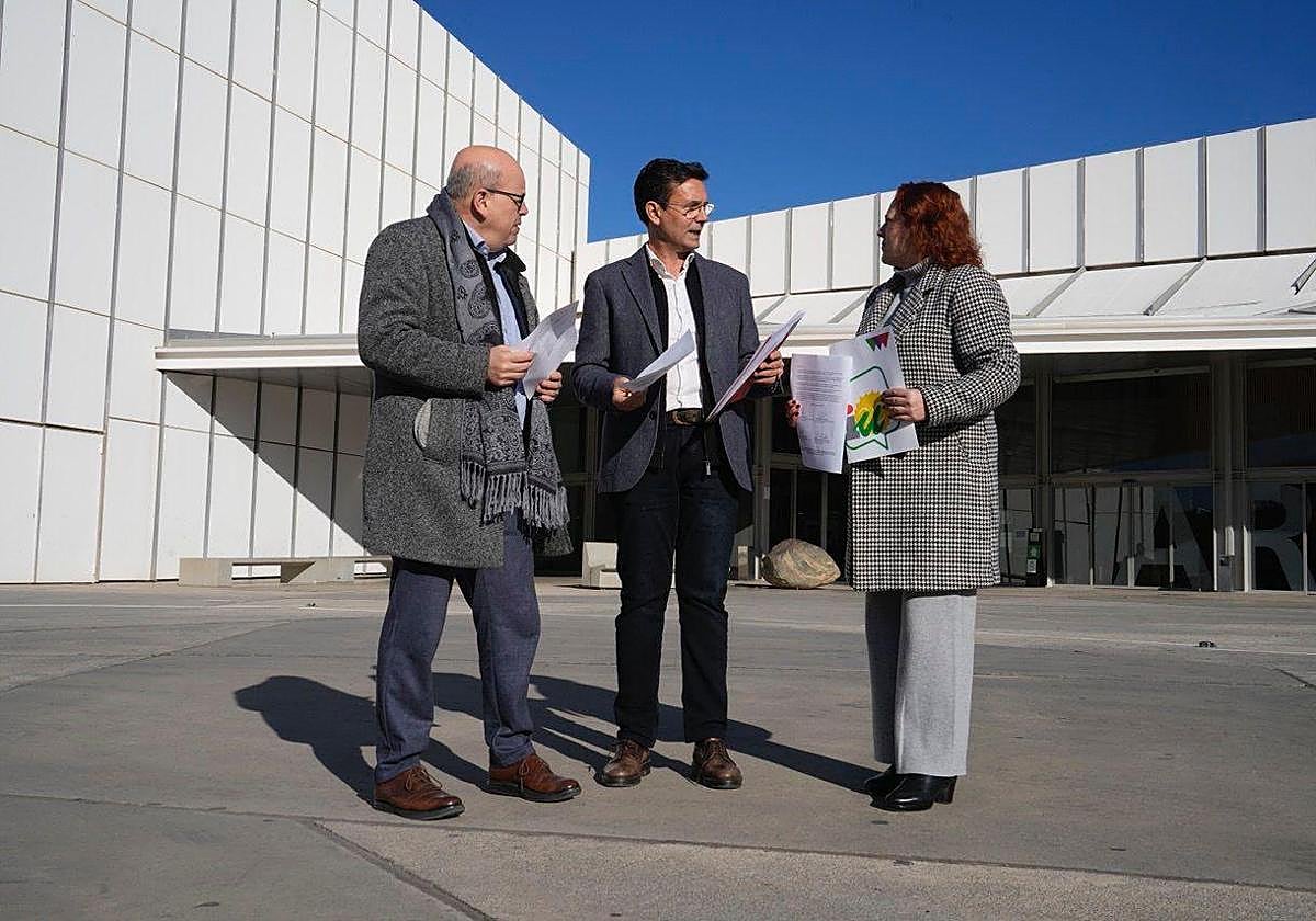Francisco Herrera, Paco Cuenca y Carmen Pérez, ayer en la explanada del Parque de las Ciencias.