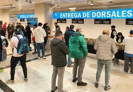 Colas para acoger los dorsales de Jaén