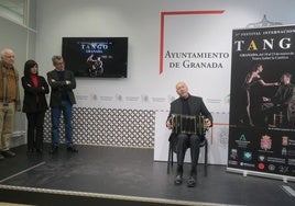 Fabian Carbonne toca el bandoneón durante la presentación del Festival.