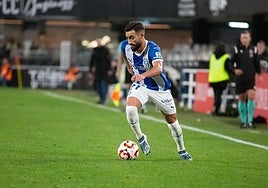 Abde Rebbach conduce un balón durante un partido del Alavés esta temporada.
