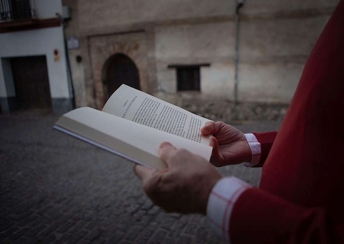 Imagen secundaria 1 - jBallesta leyendo junto a la Casa de la Doctrina. 