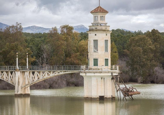 Encuentran el cadáver de una mujer en el pantano de Cubillas