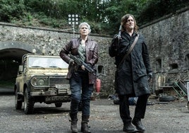 Carol y Daryl, interpretados por Melissa McBride y Norman Reedus, en una escena de la serie 'The Walking Dead: Daryl Dixon', que se rodará en Granada.