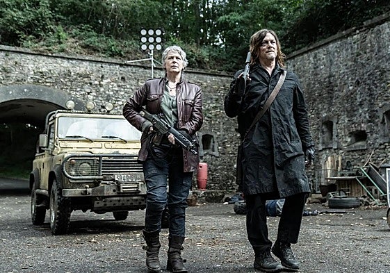 Carol y Daryl, interpretados por Melissa McBride y Norman Reedus, en una escena de la serie 'The Walking Dead: Daryl Dixon', que se rodará en Granada.