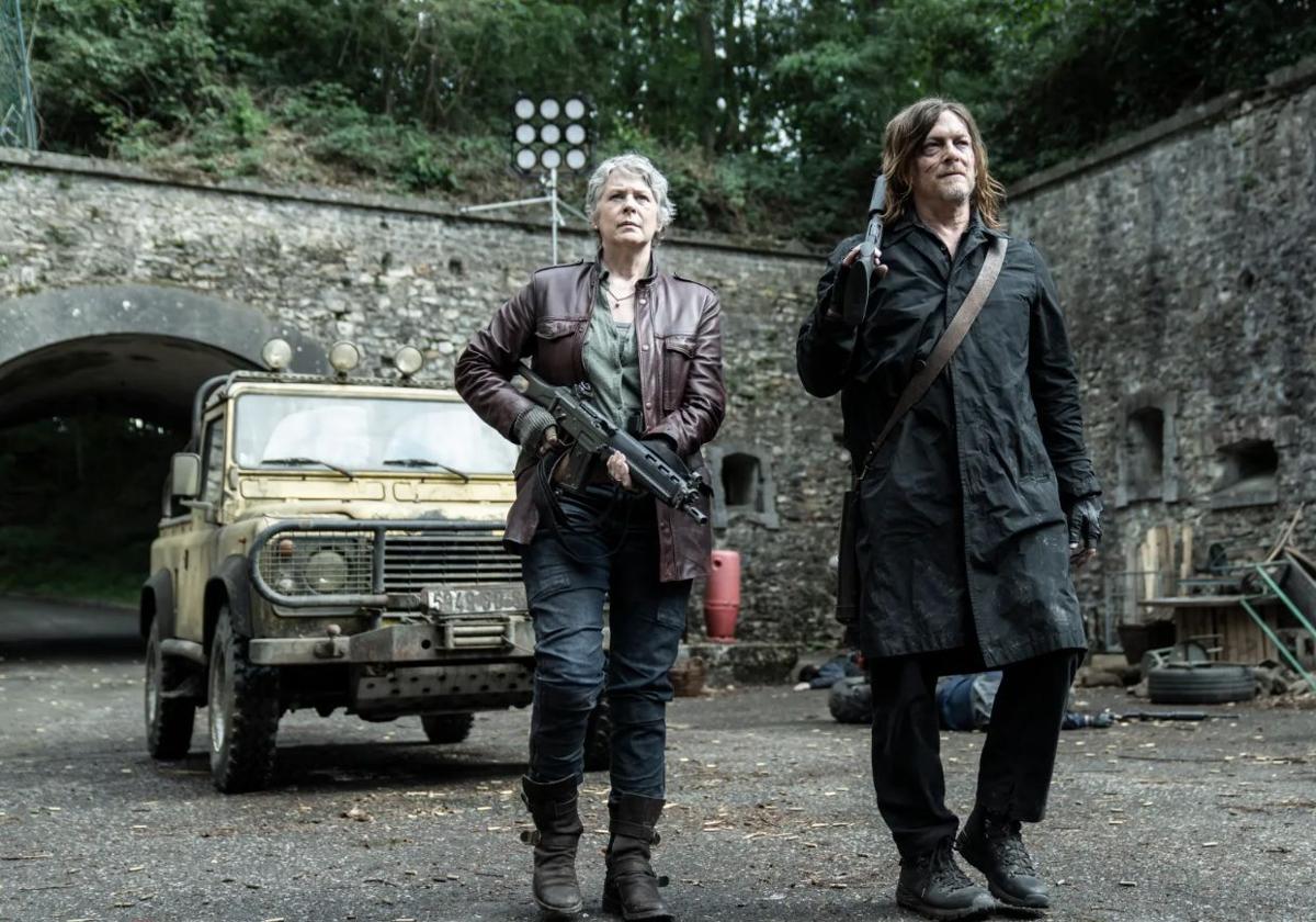 Carol y Daryl, interpretados por Melissa McBride y Norman Reedus, en una escena de la serie 'The Walking Dead: Daryl Dixon', que se rodará en Granada.