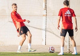 Miguel Ángel Brau juega un balón durante el entrenamiento.