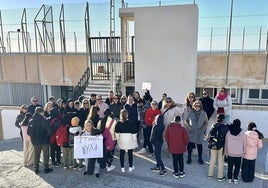 Manifestación a las puertas del colegio.