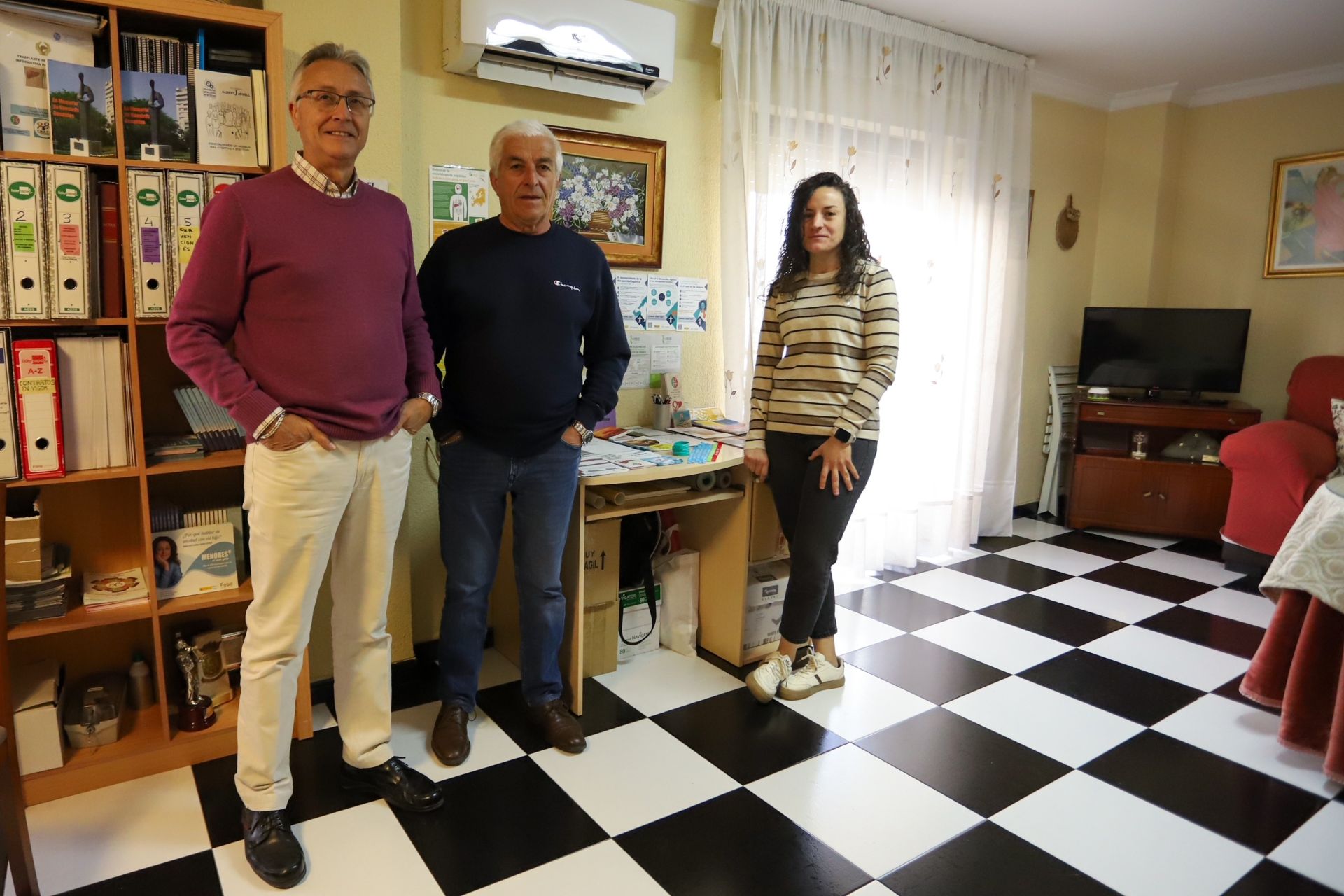El vicepresidente, Rafael Garrido; el presidente, Benjamín Álvarez, y la psicóloga, María Segundo, en el piso de la asociación.