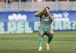 Uzuni se echa las manos a la cabeza en el partido ante el Eibar, último en el que jugó.