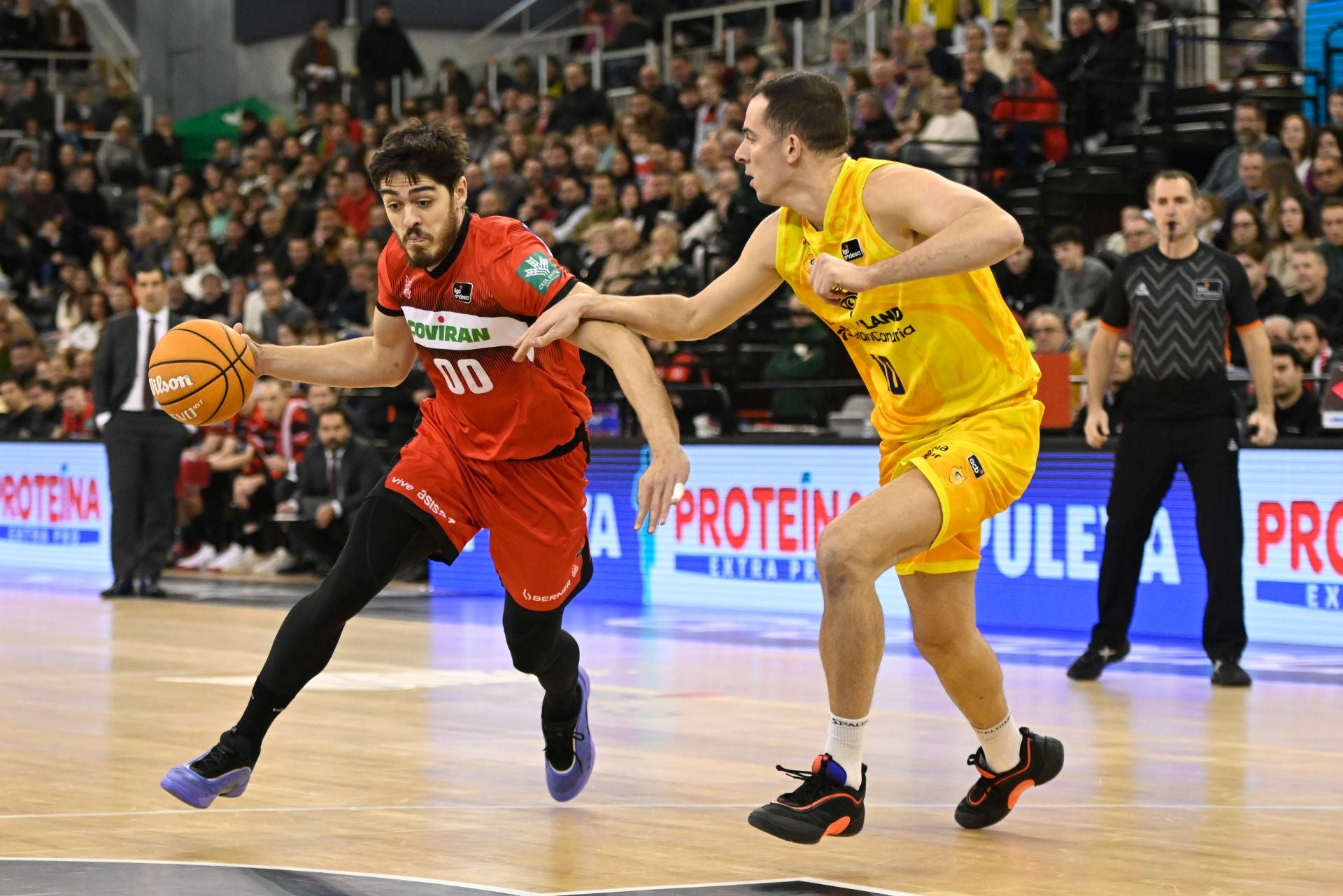 Edgar Vicedo, a la izquierda, causa baja para el Casademont Zaragoza del próximo domingo.