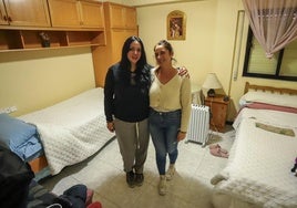 Laura y Eva, familiares de un trasplantado hepático, en el piso de la asociación en Granada.