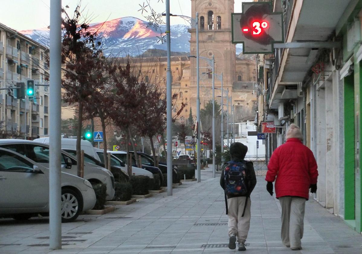 Habitantes de Guadix pasean por las calles con el termómetro a -3 grados.