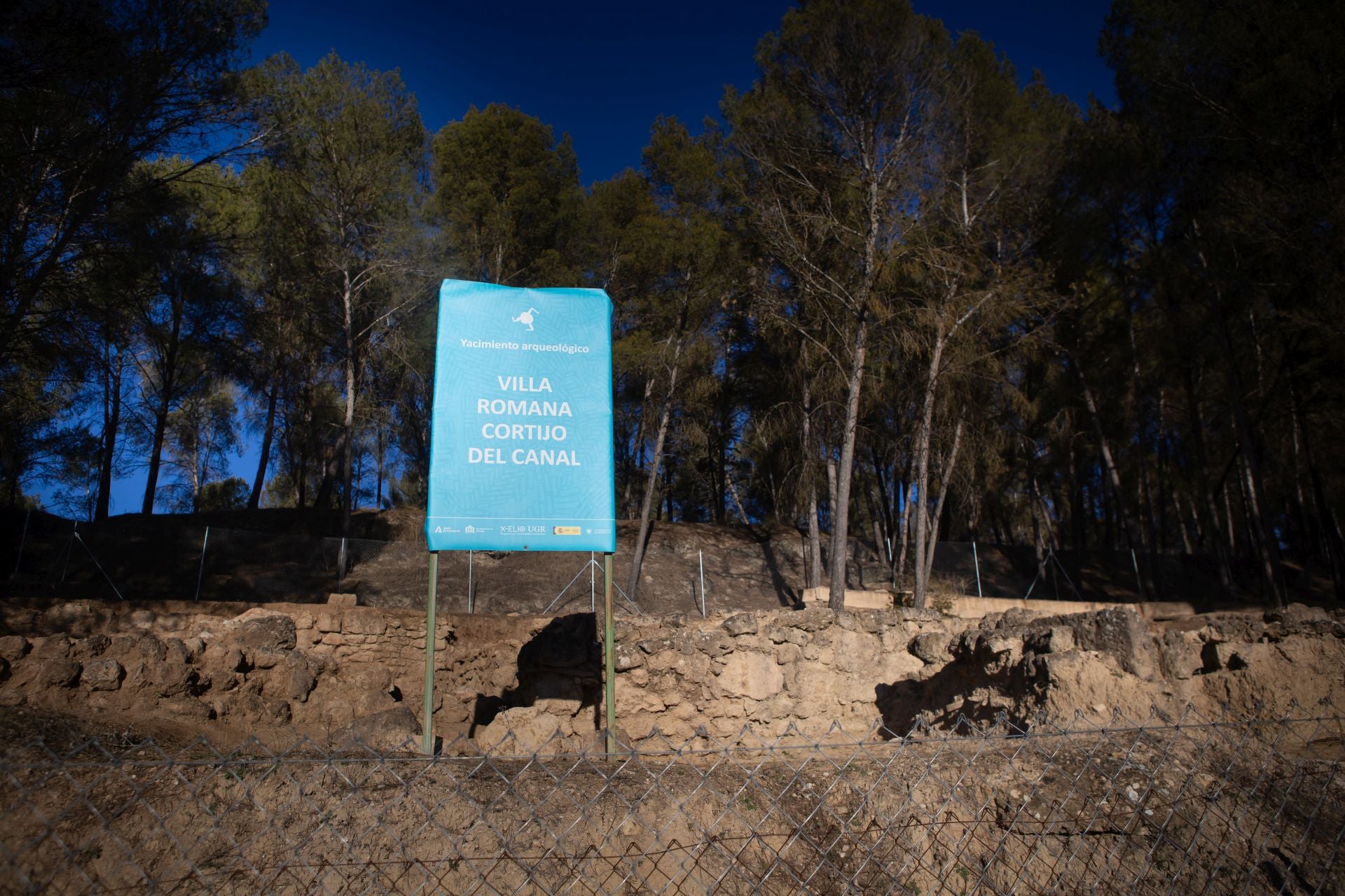 Imagen secundaria 2 - Arriba, pavimento de la almazara. Abajo, el yacimiento desde la terraza superior y el cartel. 