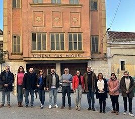 Forma parte del entorno de la Plaza de la Fuente Nueva incluida en el conjunto histórico