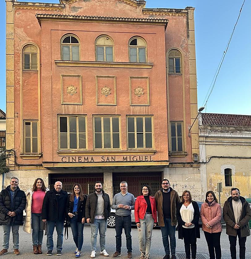 Forma parte del entorno de la Plaza de la Fuente Nueva incluida en el conjunto histórico