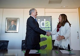 La consejera de Desarrollo Educativo, Carmen Castillo, y el presidente de Bidafarma, Antonio Mingorance, esta mañana en la sede de la cooperativa en Santa Fe.