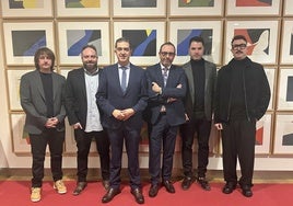 El alcalde, Pedro Cabrera, con los integrantes de Supersubmarina.