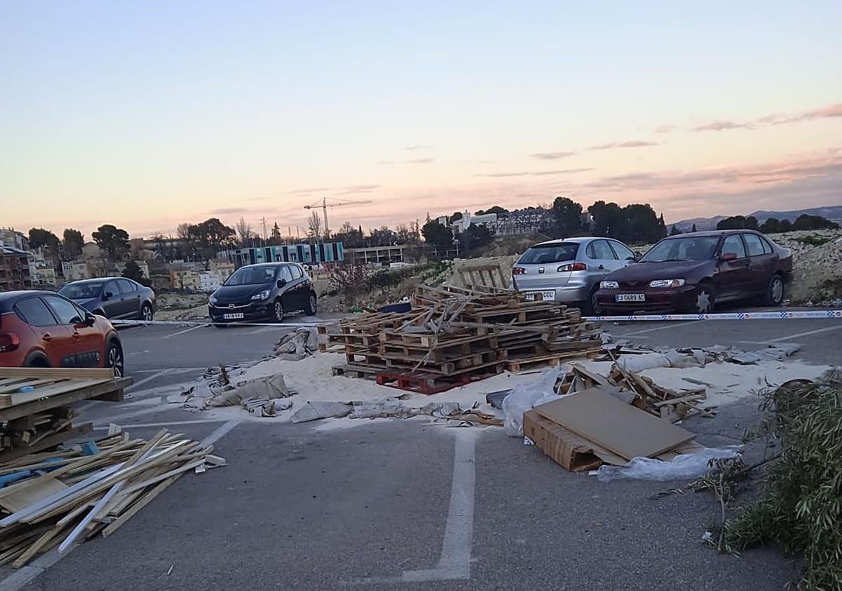 Preparativos de la lumbre en el barrio de La Alcantarilla.