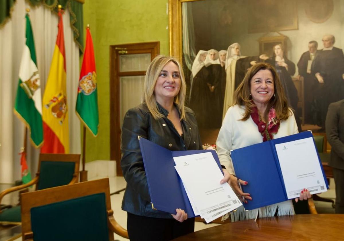 María del Carmen del Castillo y Marifrán Carazo hoy en el Ayuntamiento.