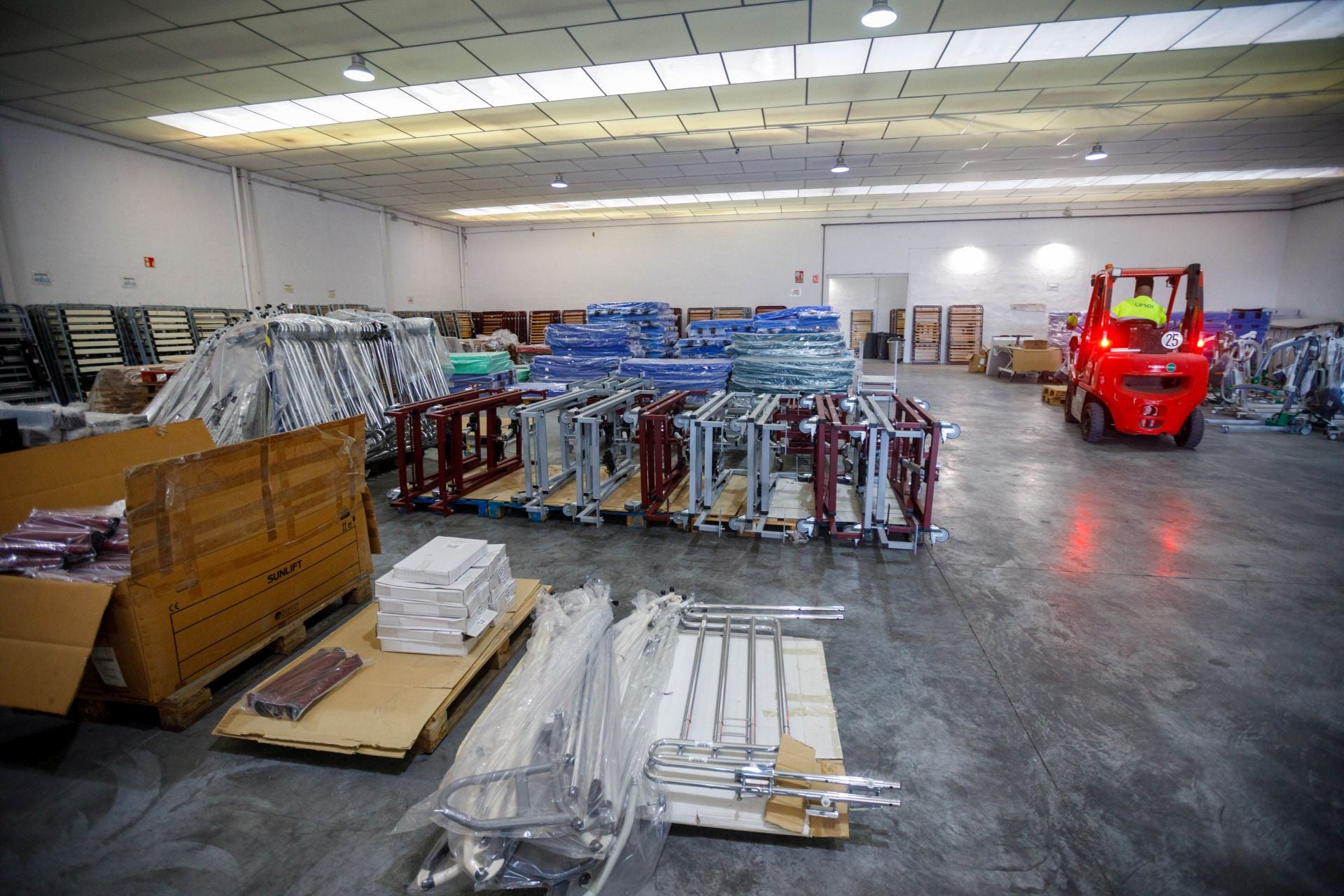 Imagen secundaria 2 - El equipo en la nueva nave de Asegra que Unei convertirá en su sede principal.