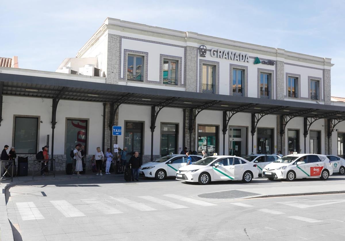 Parada de taxis de la estación de autobuses de ferrocarril de Granada.