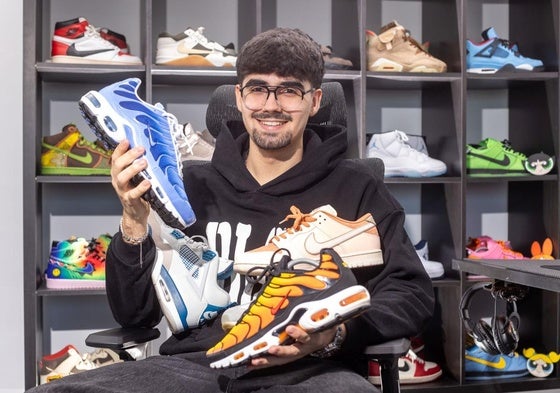 David Castillo posa con algunas de las zapatillas que atesora en su colección.