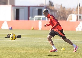 Reinier Jesus observa el balón durante el entrenamiento.
