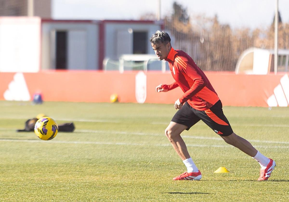 Reinier Jesus observa el balón durante el entrenamiento.