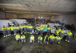 Parte del equipo de Unei en Granada en la nueva sede logística que están reformando en el polígono de Asegra.