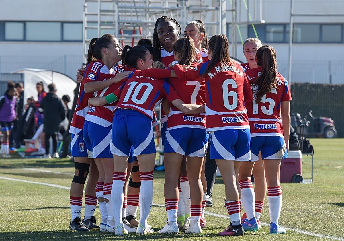 Las jugadoras del Granada celebran el gol de Edna ante el Tenerife.