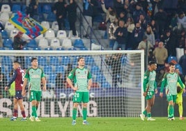 Decepción entre los futbolistas del Granada por la derrota con el Levante.