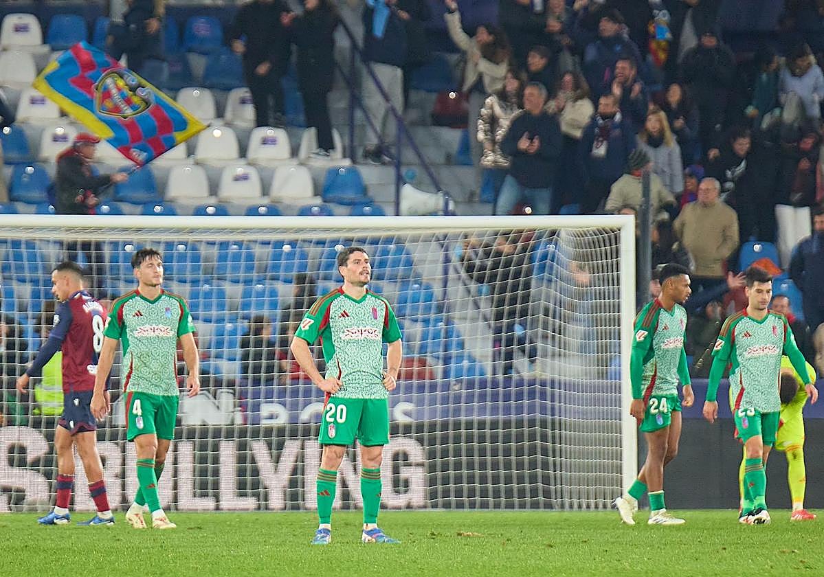 Decepción entre los futbolistas del Granada por la derrota con el Levante.