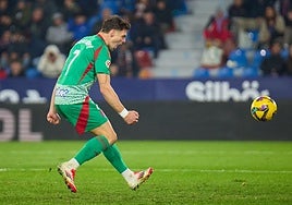 Lucas Boyé celebra con rabia su gol, que al final no sirvió para nada.