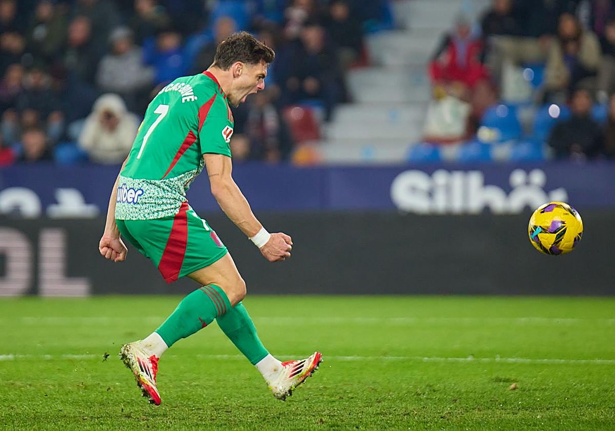 Lucas Boyé celebra con rabia su gol, que al final no sirvió para nada.
