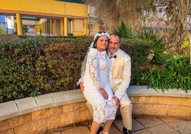 Los recién casados posan en uno de los patios de la cárcel.