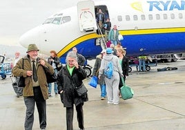 Un vuelo de Ryanair en la pista del aeropuerto de Granada.