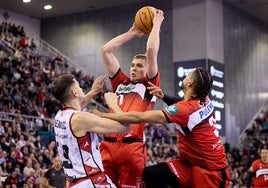 Acción en el último partido de la primera vuelta en el Palacio, aquí lanza Valtonen, artífice de la escapada inicial del Covirán.