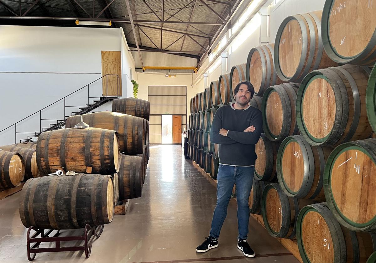 Francisco Izquierdo posa junto a los toneles donde reposa el ron.