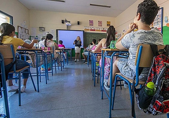 Una docente explica una materia a sus alumnos en una aula de un CEIP de la provincia.