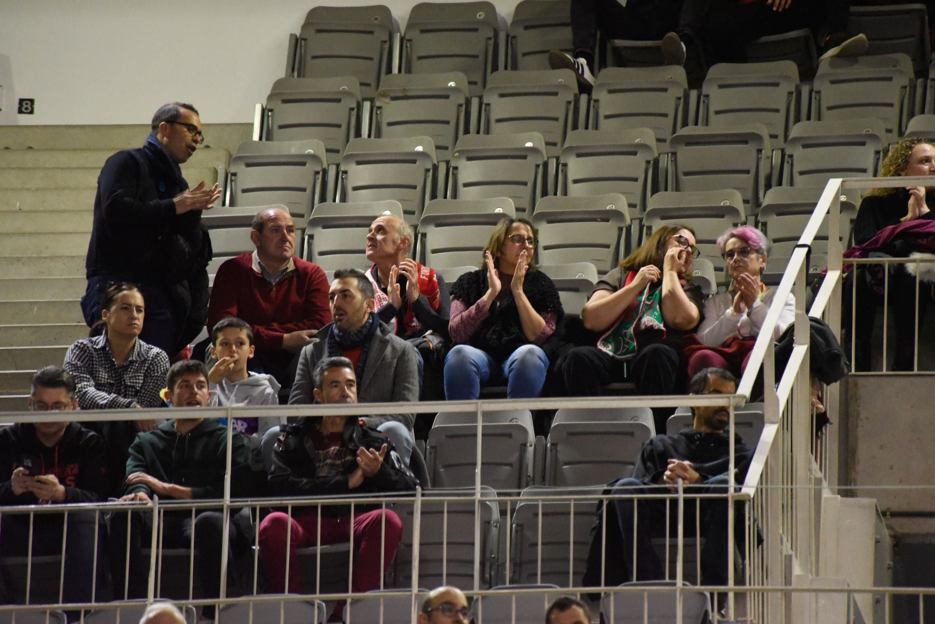 Encuéntrate en la grada del Palacio de Deportes en el Covirán-Zaragoza