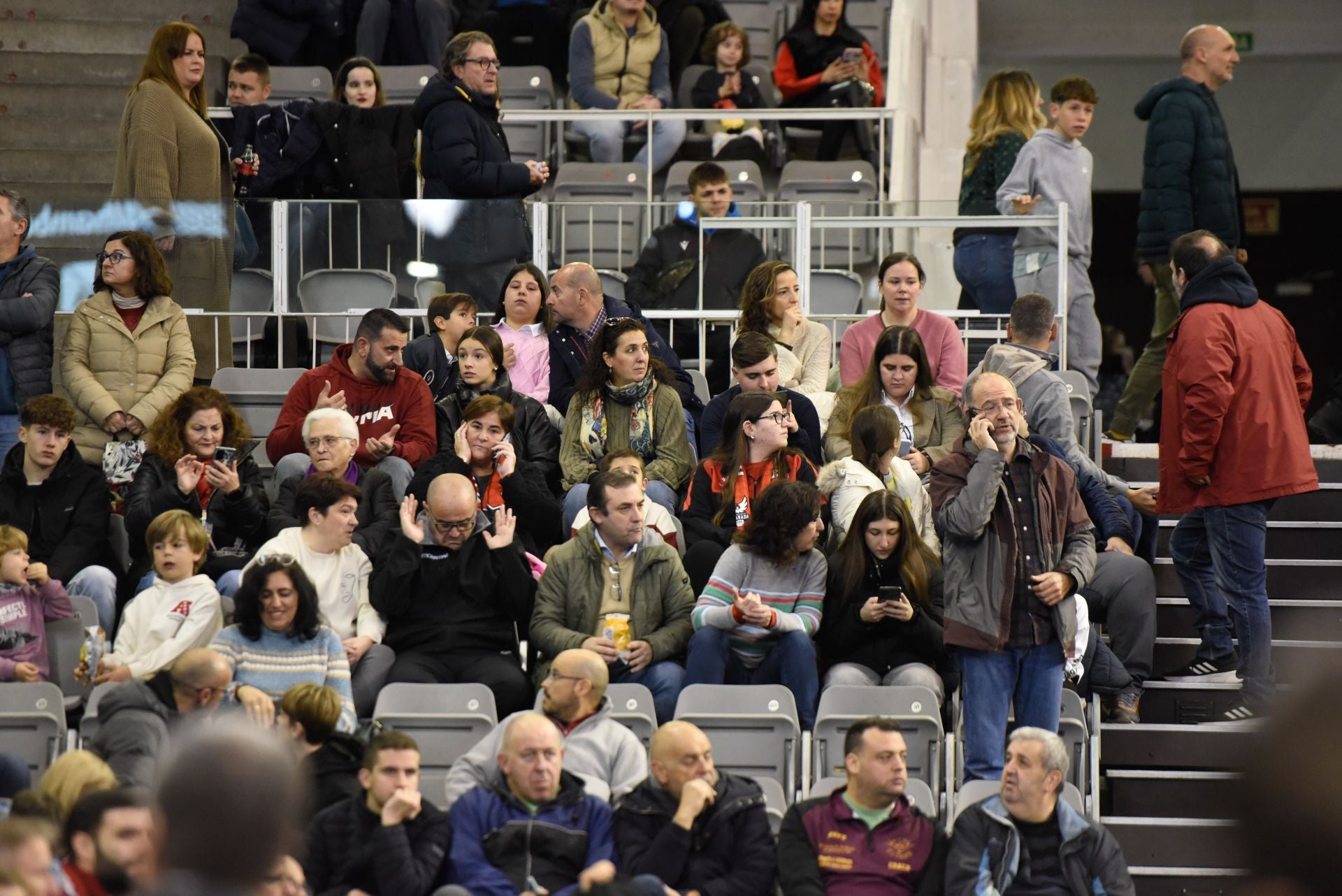 Encuéntrate en la grada del Palacio de Deportes en el Covirán-Zaragoza