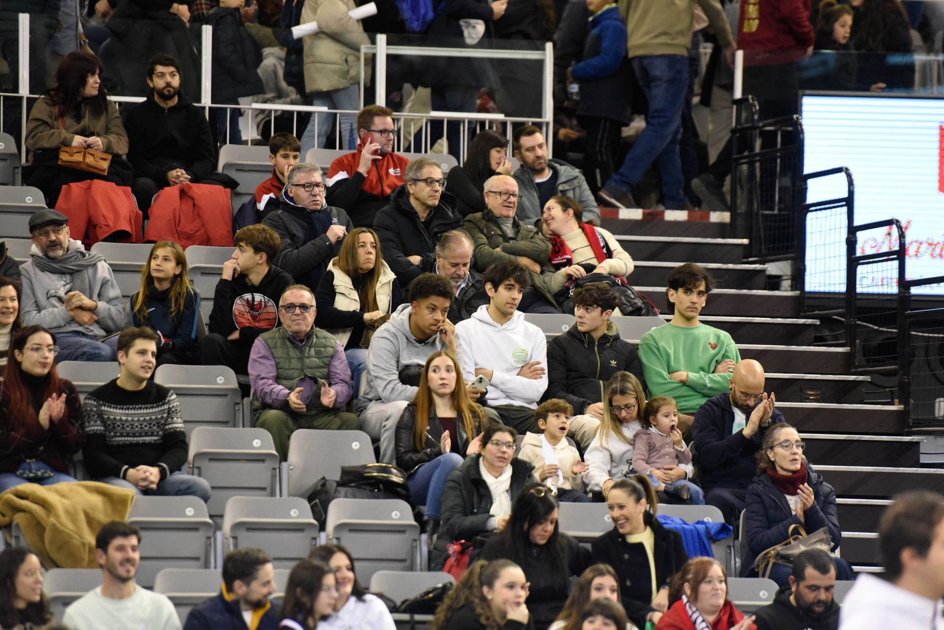 Encuéntrate en la grada del Palacio de Deportes en el Covirán-Zaragoza