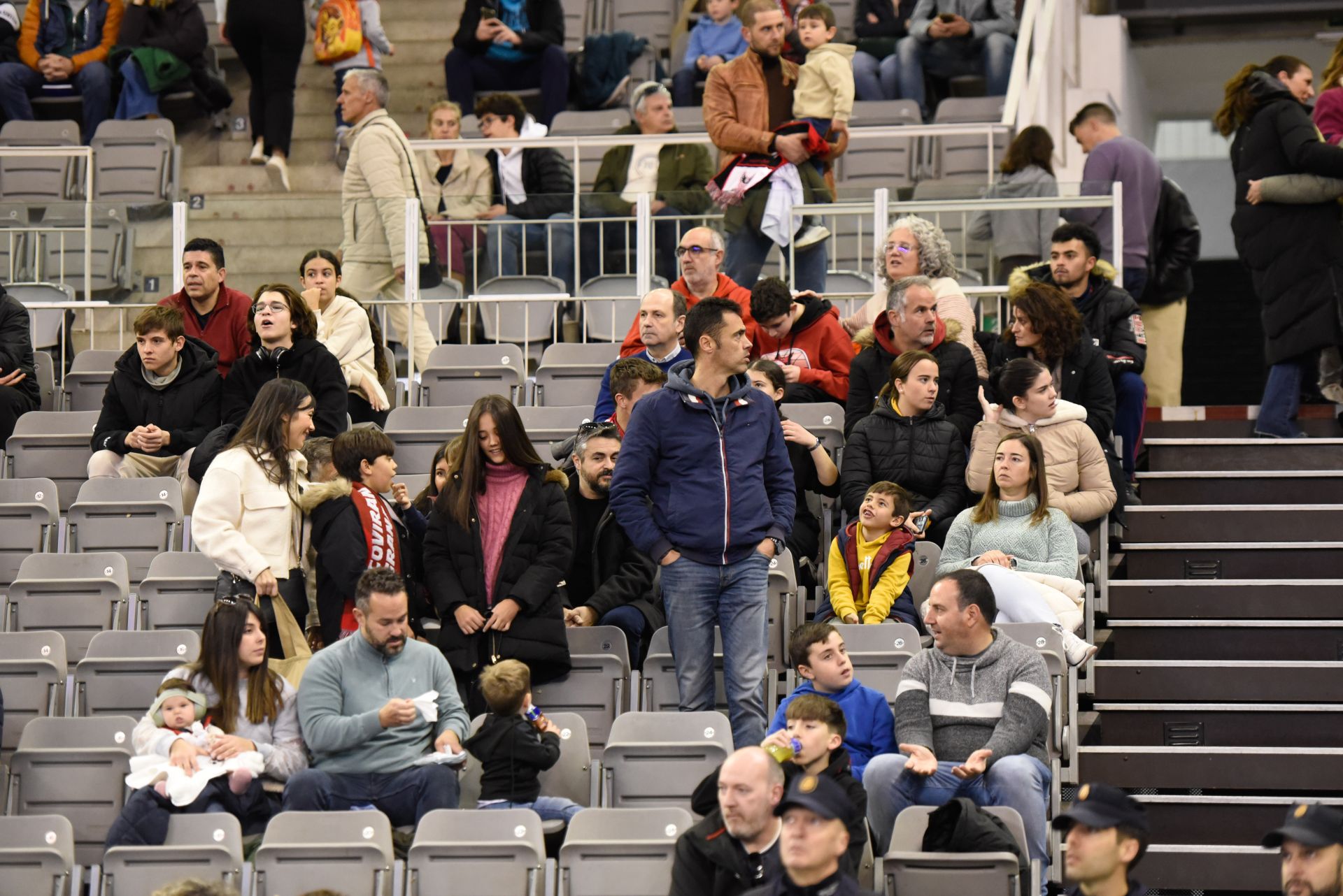 Encuéntrate en la grada del Palacio de Deportes en el Covirán-Zaragoza