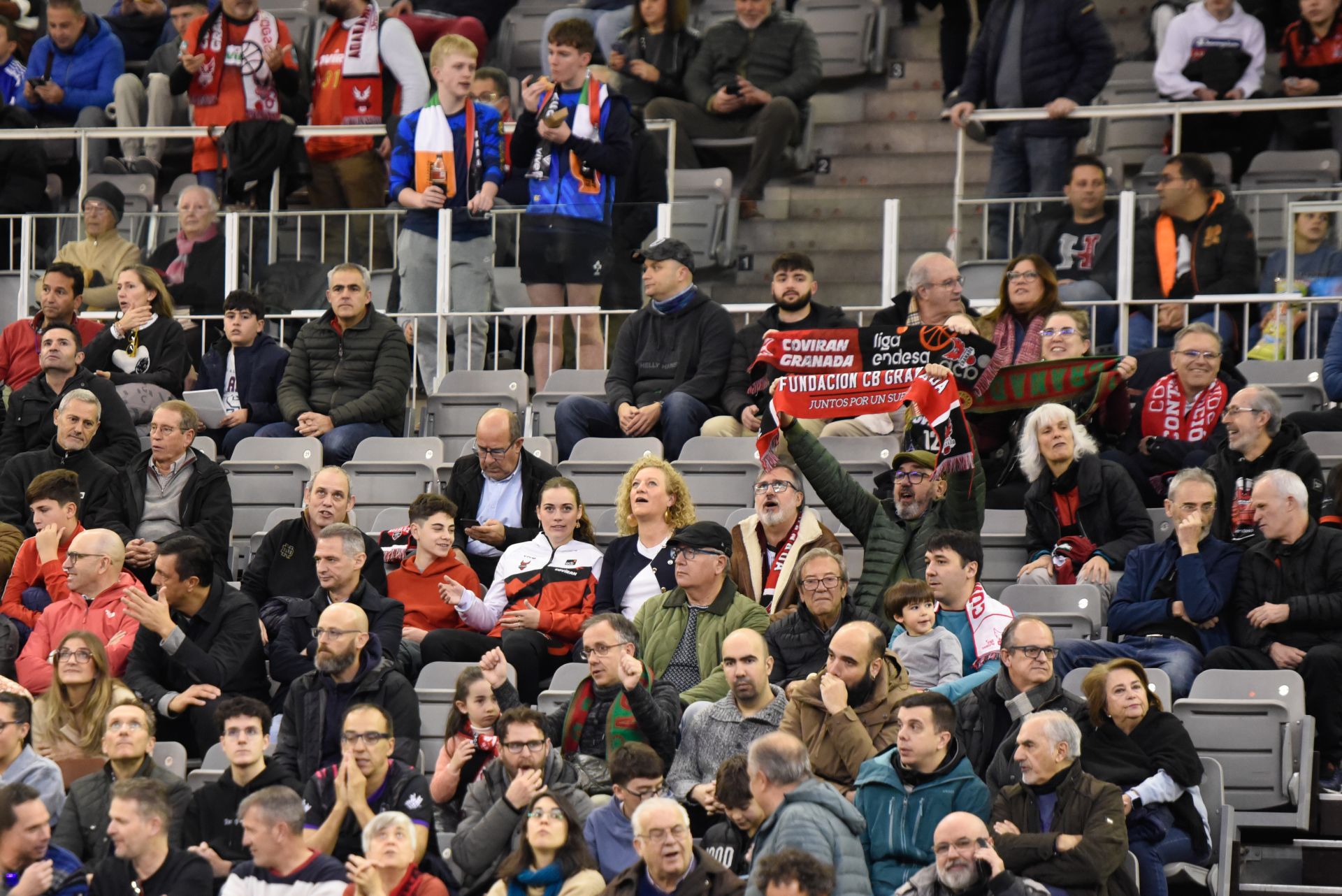 Encuéntrate en la grada del Palacio de Deportes en el Covirán-Zaragoza