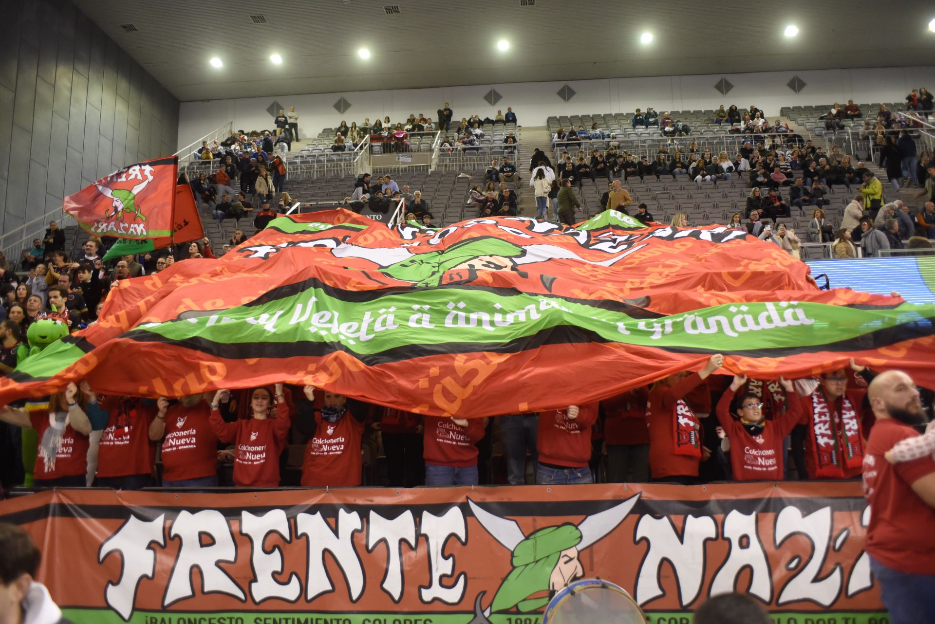 Encuéntrate en la grada del Palacio de Deportes en el Covirán-Zaragoza