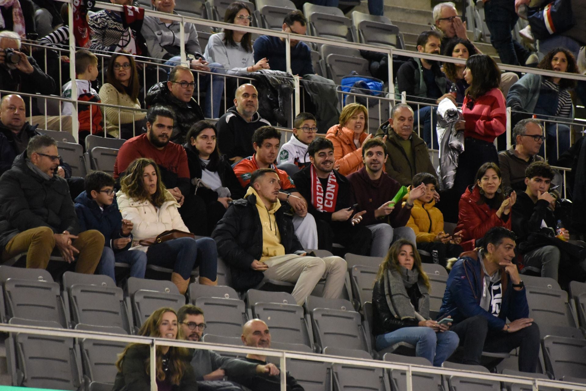 Encuéntrate en la grada del Palacio de Deportes en el Covirán-Zaragoza