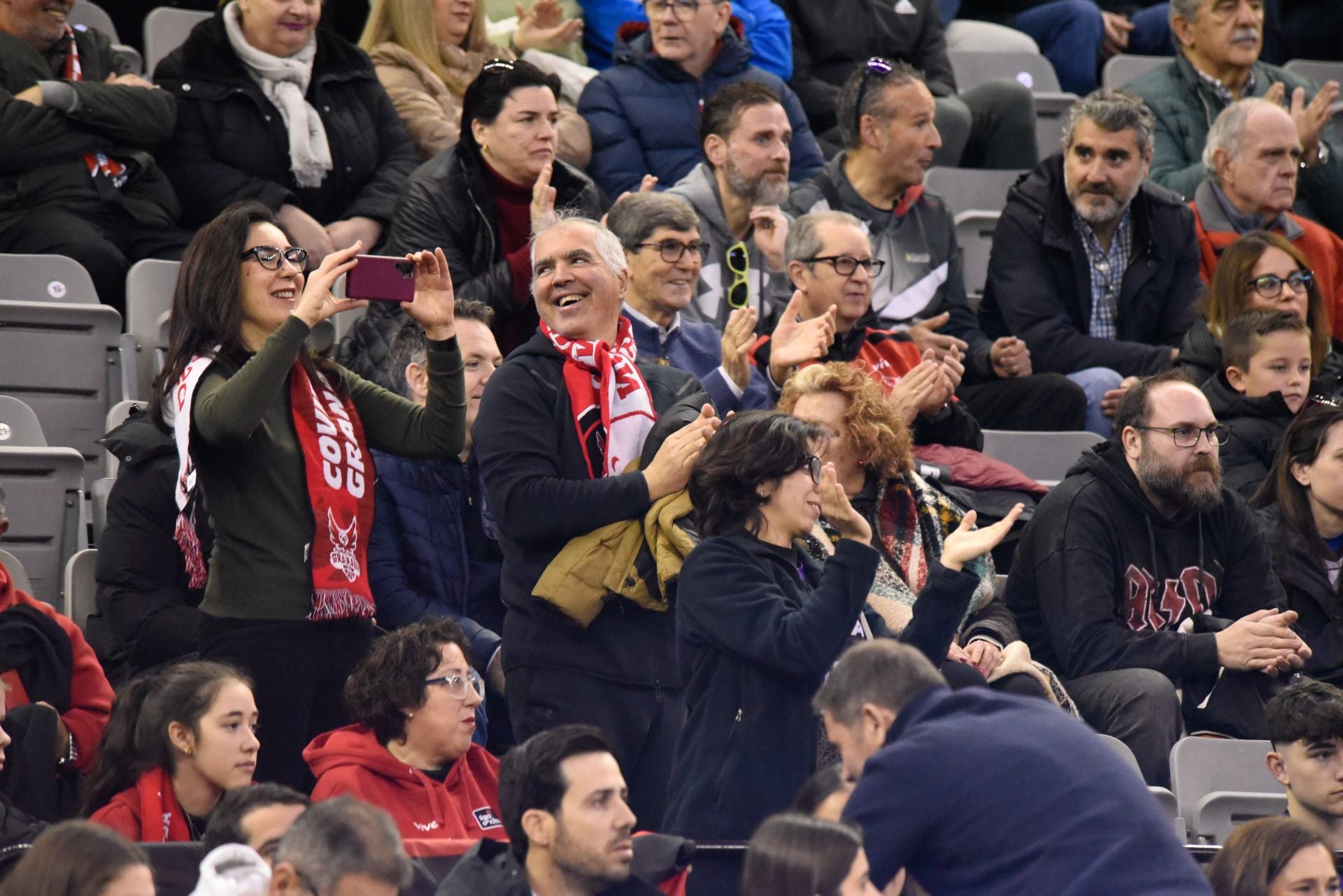 Encuéntrate en la grada del Palacio de Deportes en el Covirán-Zaragoza