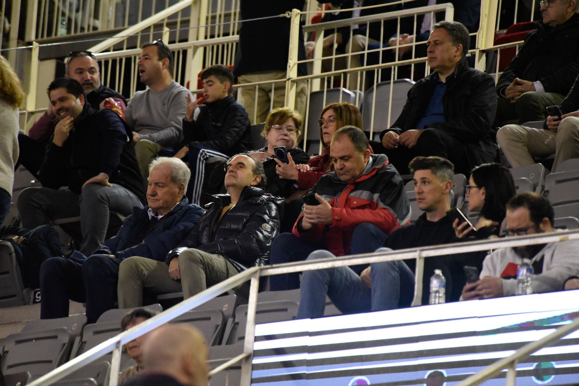 Encuéntrate en la grada del Palacio de Deportes en el Covirán-Zaragoza